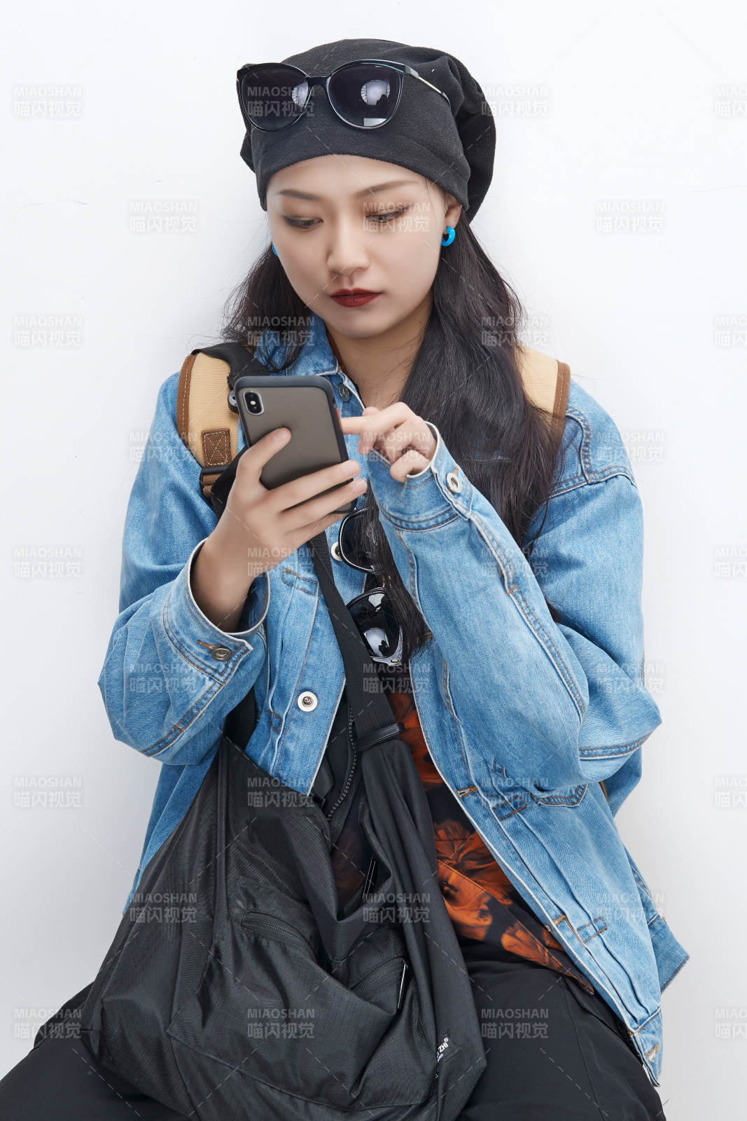 手里拿着手机准备出发的美丽东方女孩图片