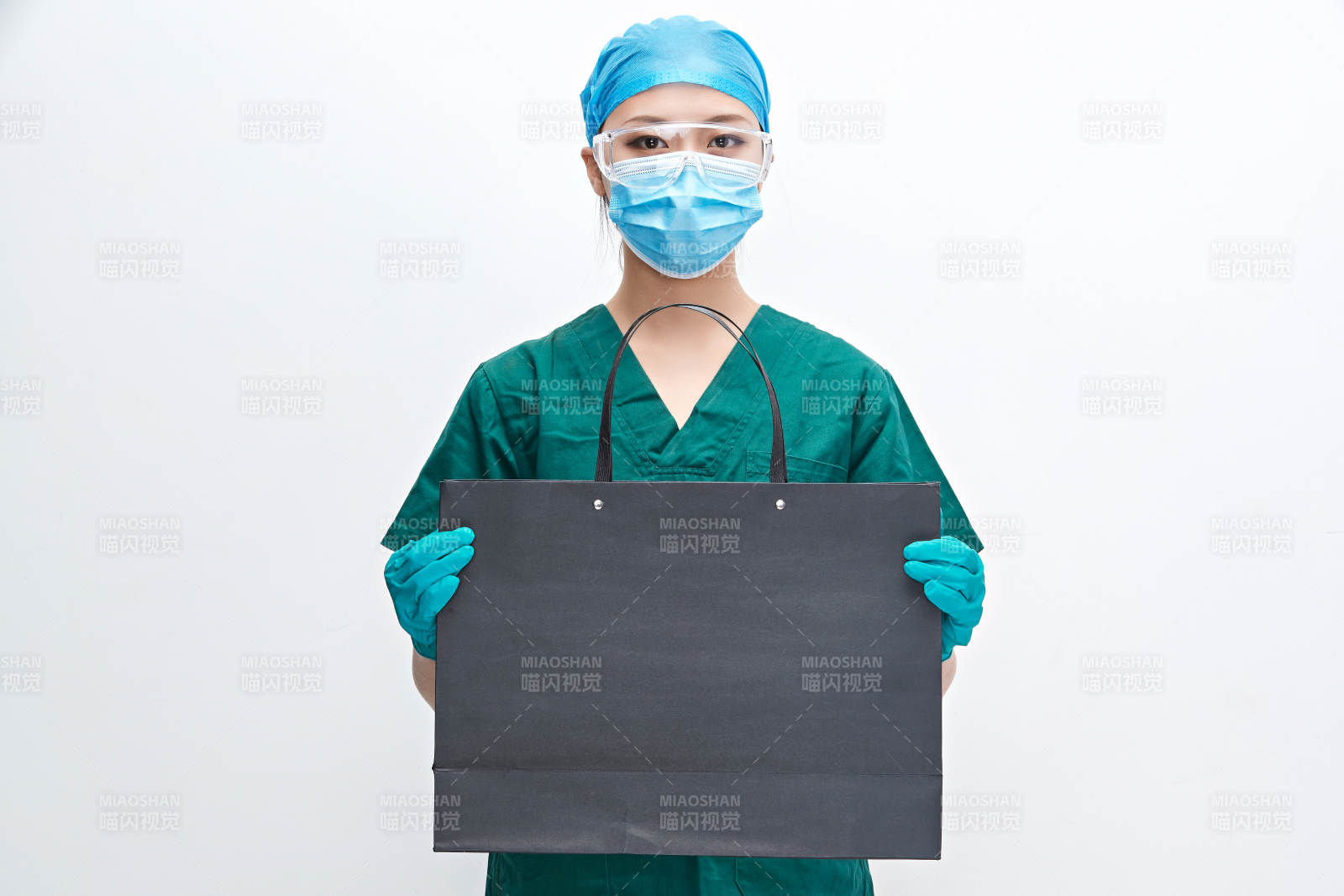 白色背景下的外科手术医疗人员形象图片