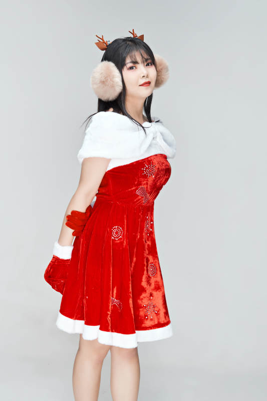 身穿圣诞服饰的性感可爱亚洲少女图片