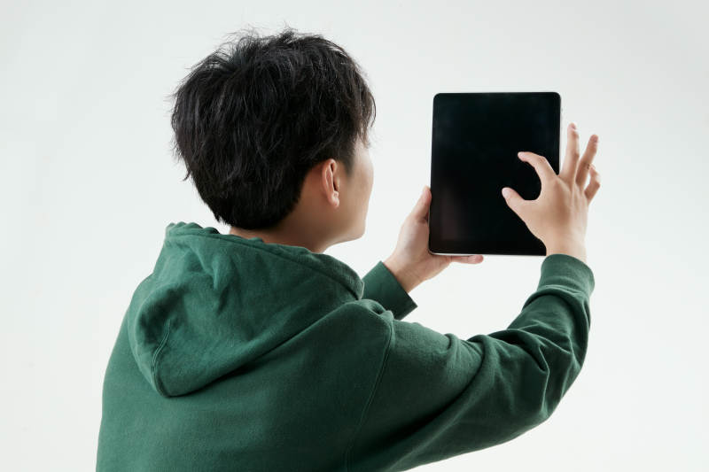 沉浸在网络恋爱世界的青年男子图片