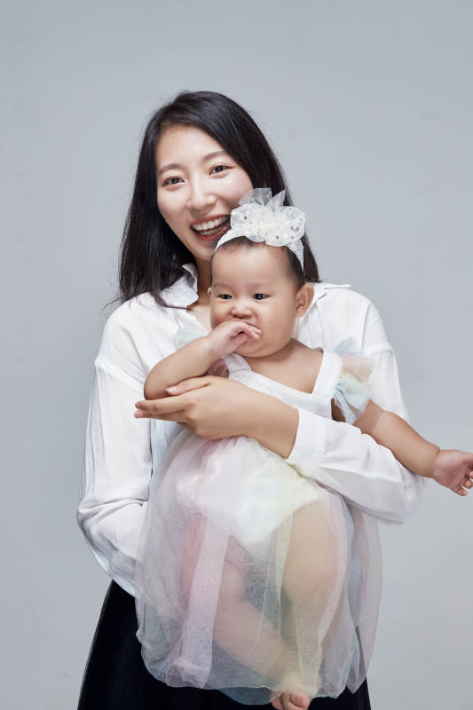 妈妈陪伴宝宝快乐的玩耍图片