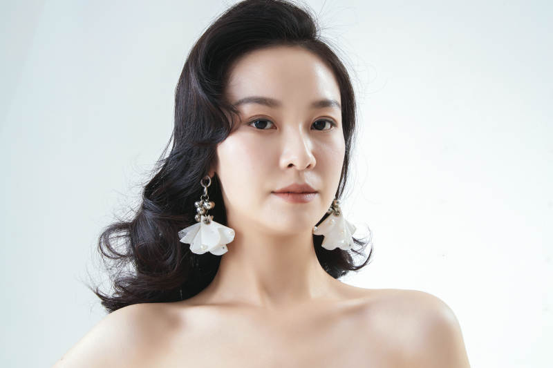 棚拍白色背景下的洁白婚纱新娘美妆图片