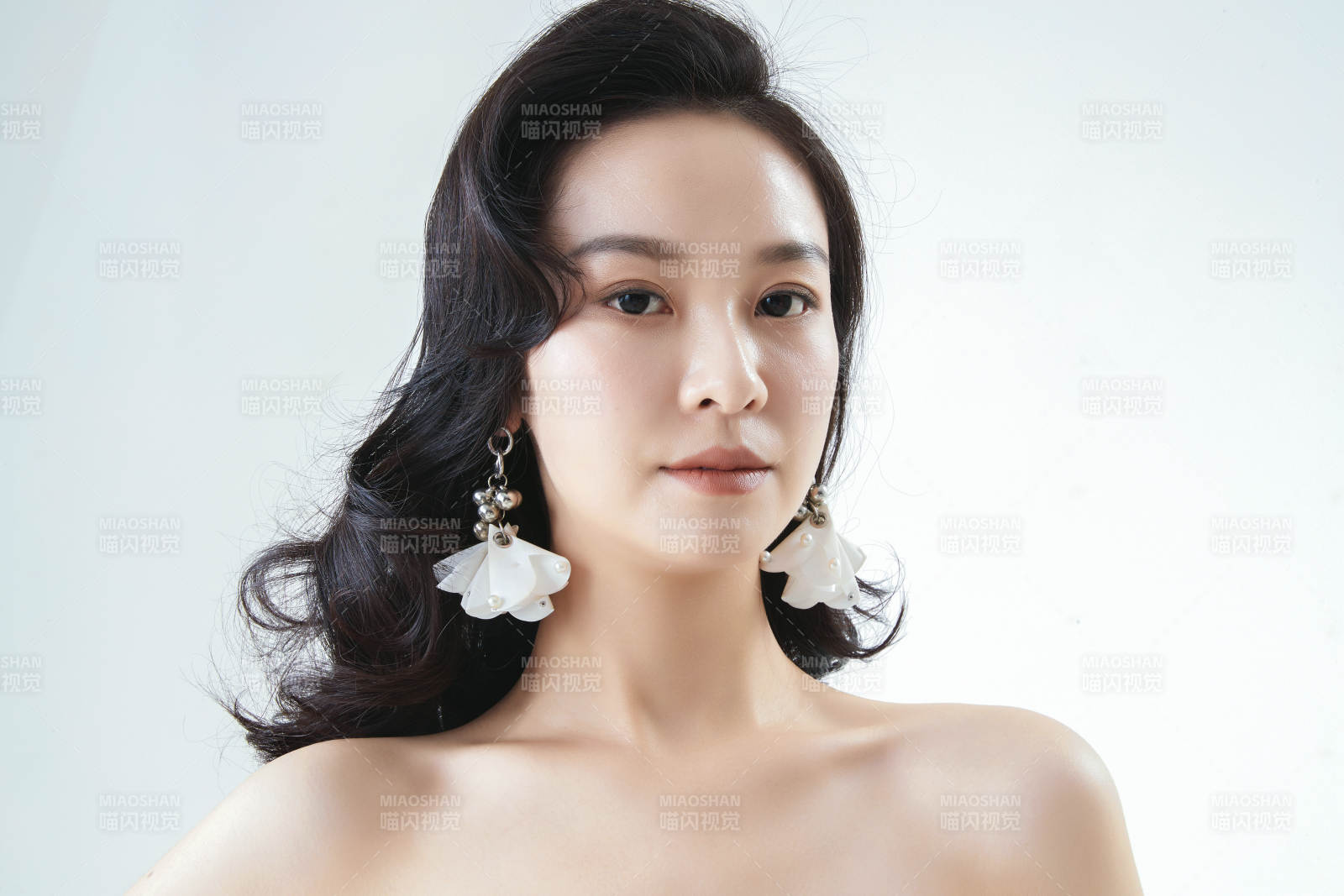 棚拍白色背景下的洁白婚纱新娘美妆图片