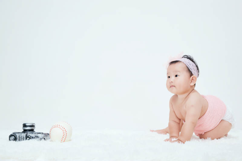 可爱的宝宝在毛茸茸的垫子上玩耍图片