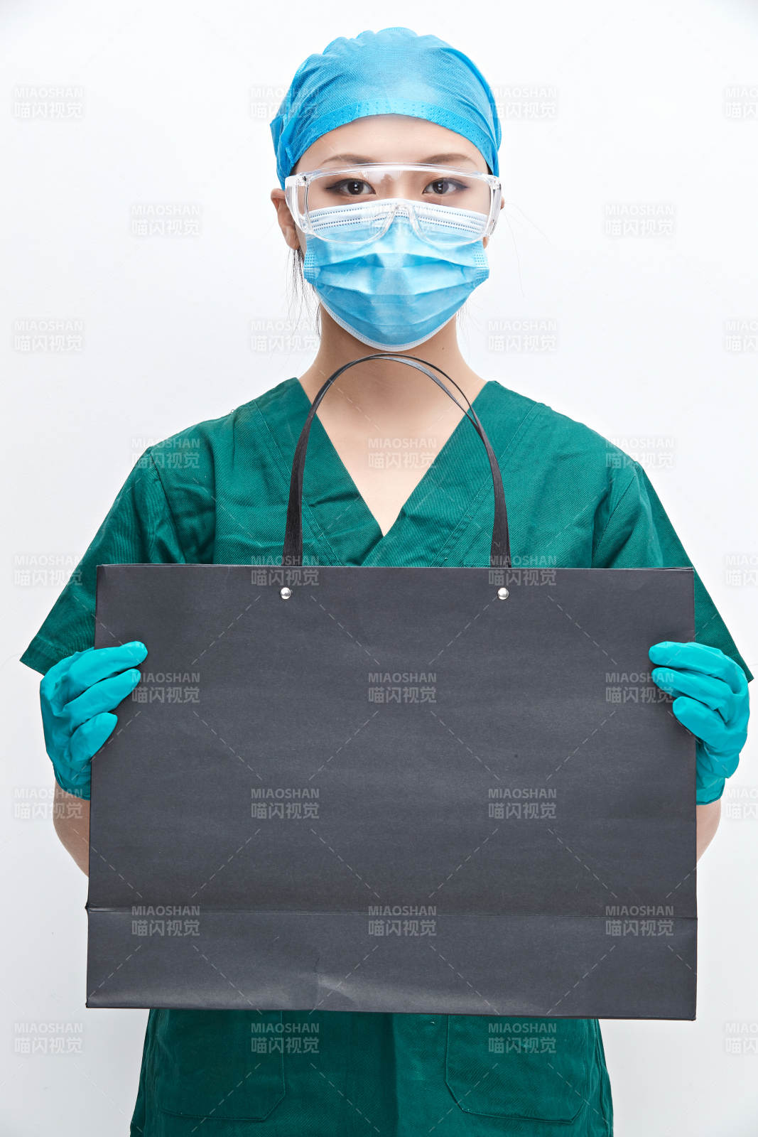 白色背景下的外科手术医疗人员形象图片