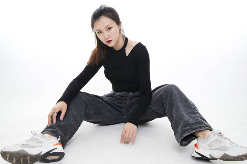 跳街舞的青年女性图片