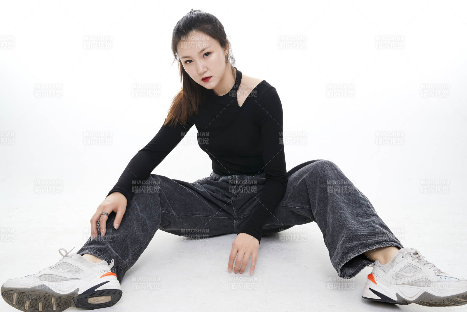 跳街舞的青年女性图片