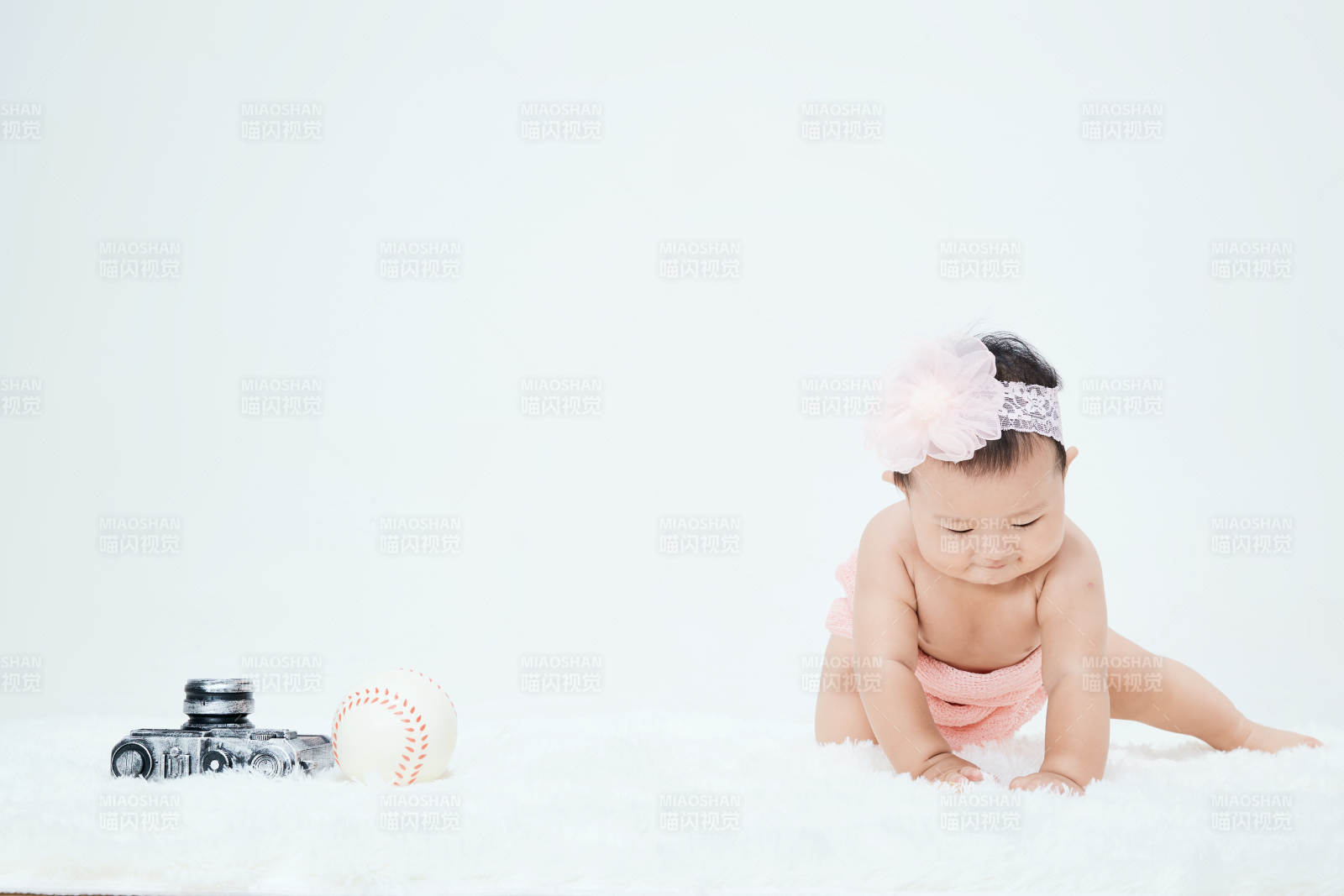 可爱的宝宝在毛茸茸的垫子上玩耍图片