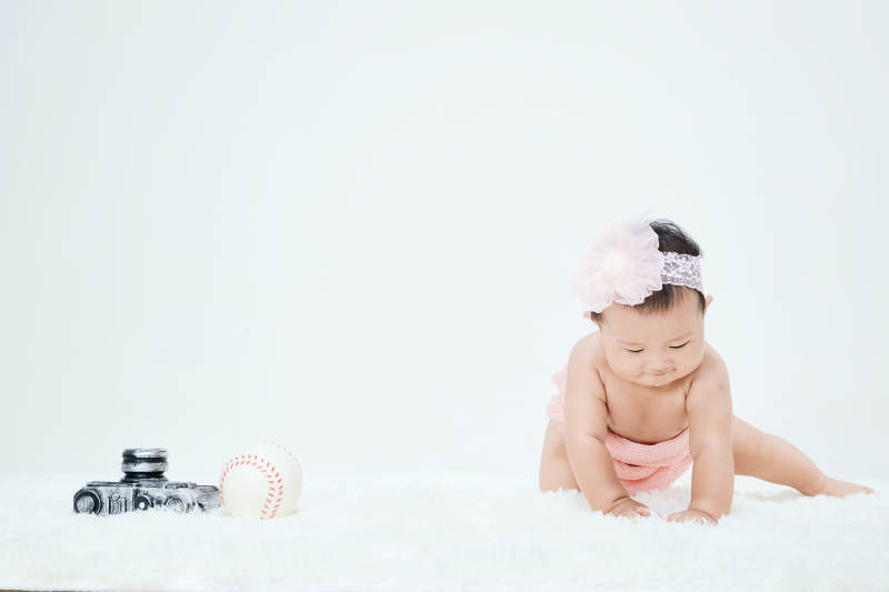 可爱的宝宝在毛茸茸的垫子上玩耍图片