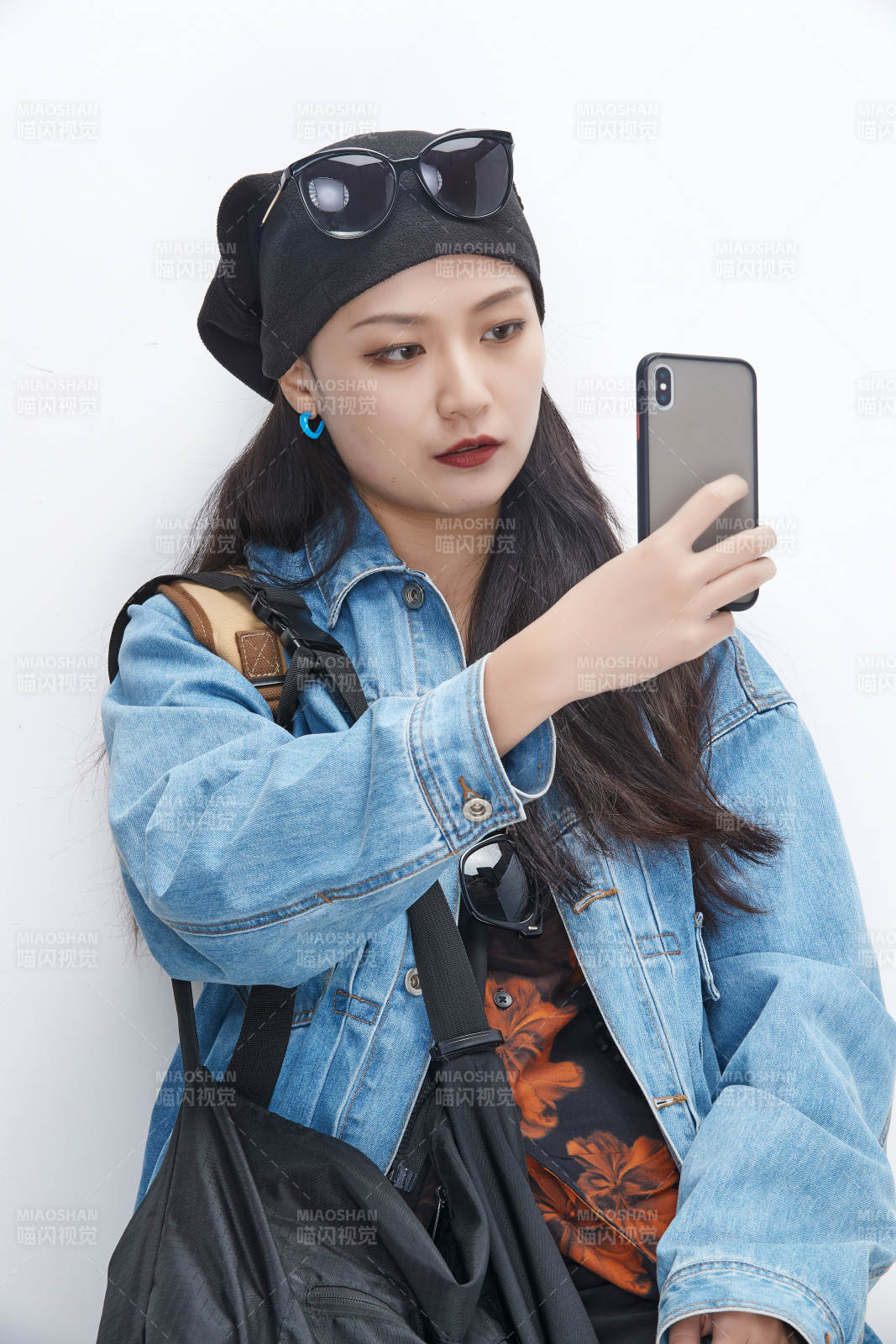 手里拿着手机准备出发的美丽东方女孩图片