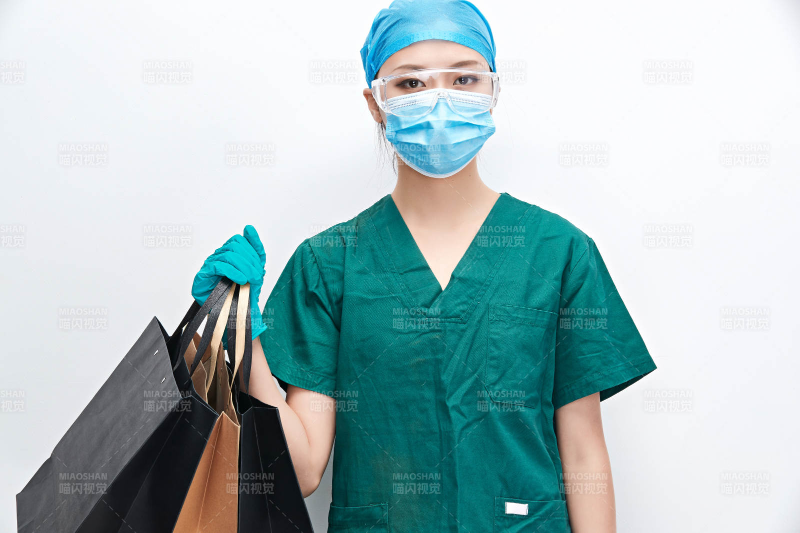 白色背景下的外科手术医疗人员形象图片