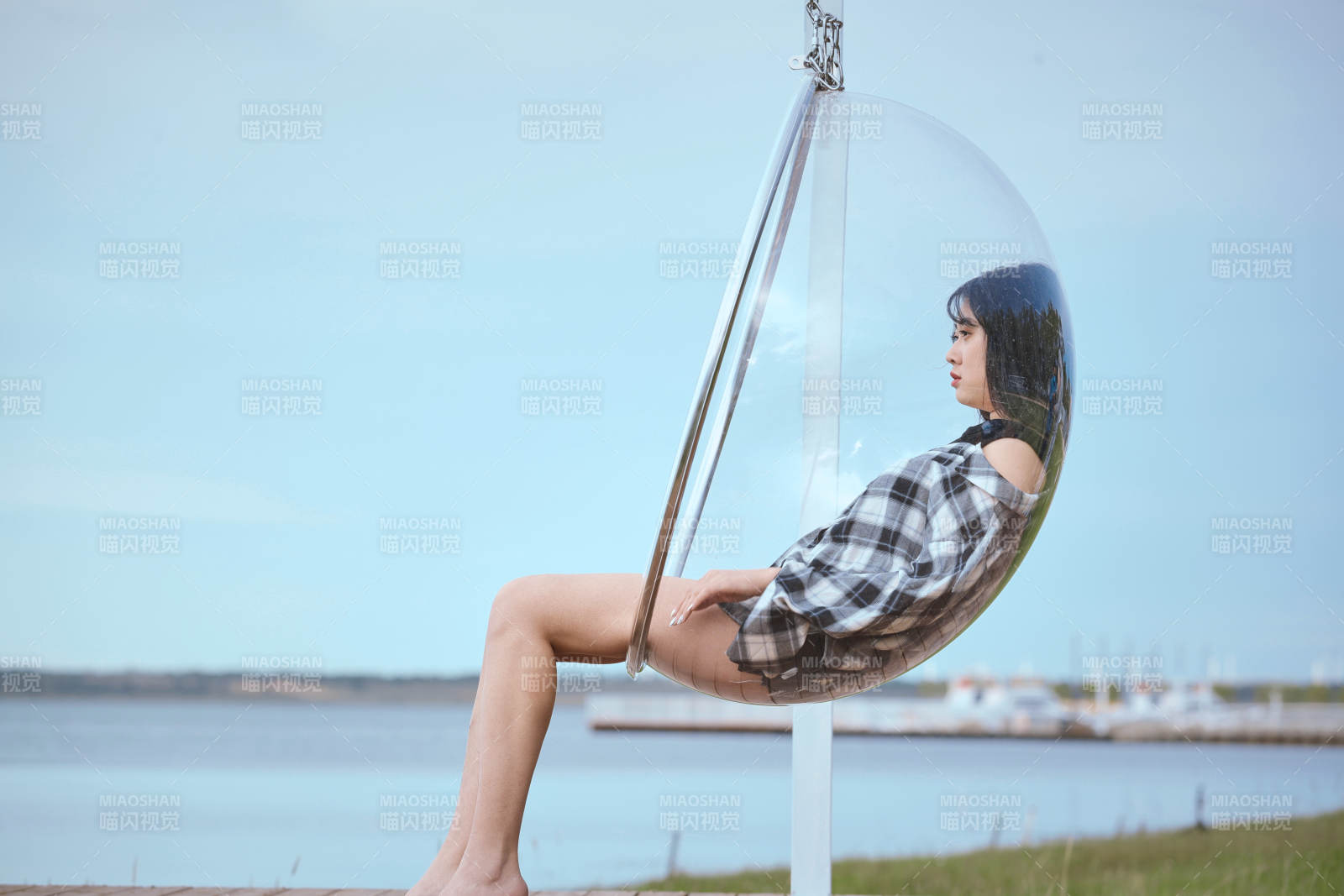 草原湖畔坐在透明秋千里的亚洲年轻女性人像图片