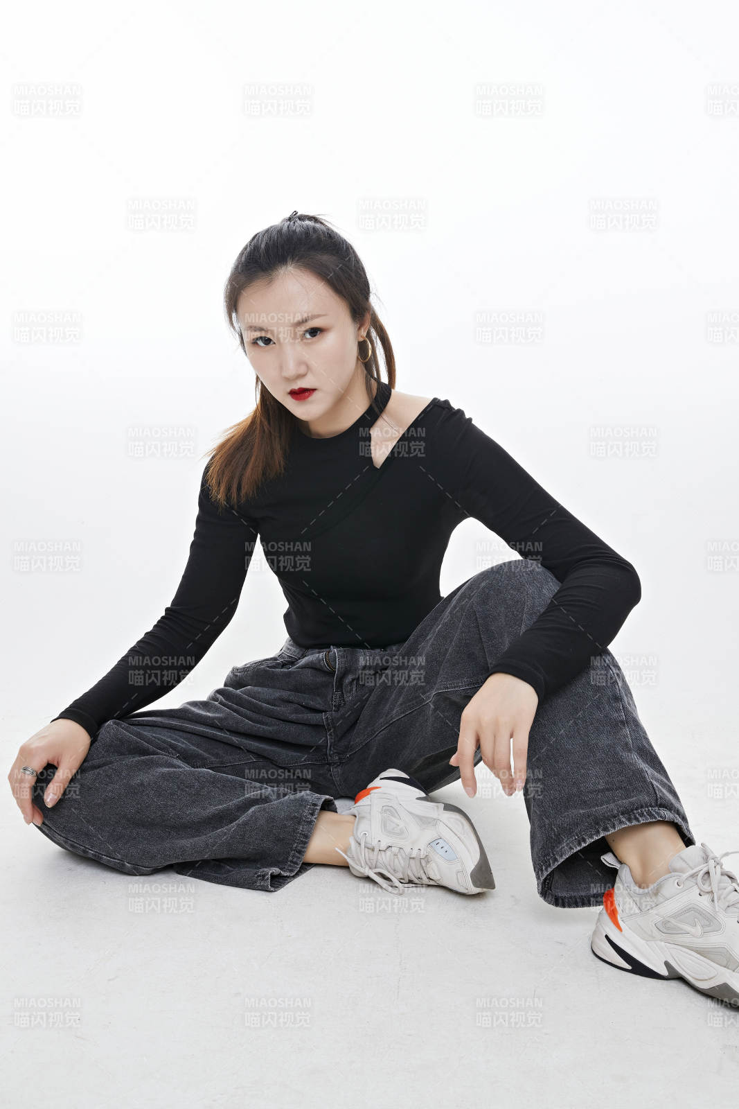 跳街舞的青年女性图片