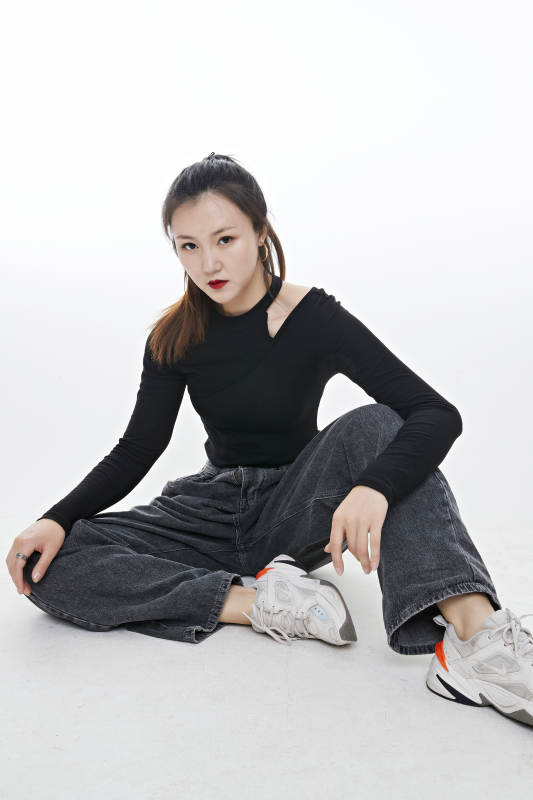 跳街舞的青年女性图片