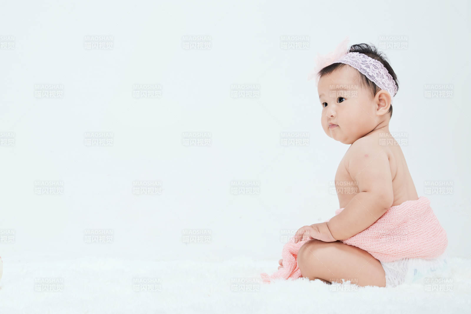 可爱的宝宝在毛茸茸的垫子上玩耍图片