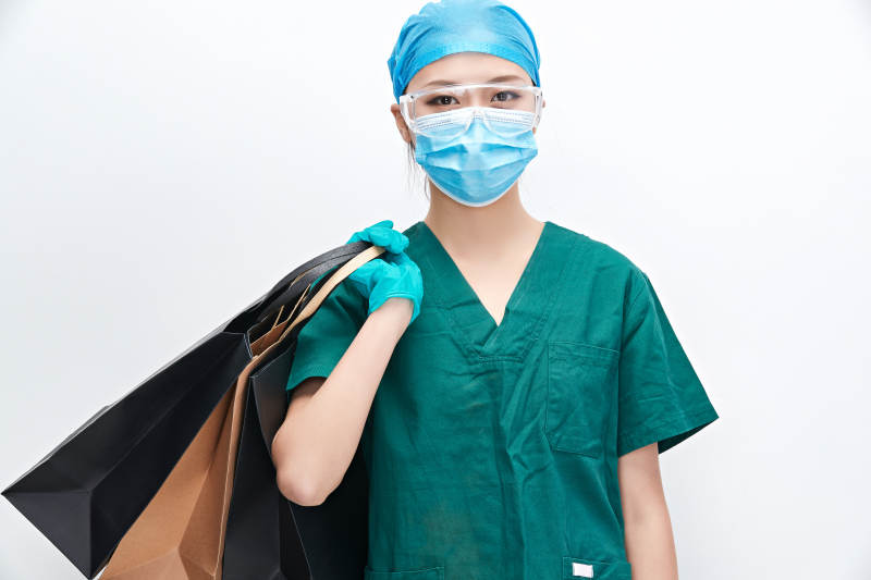 白色背景下的外科手术医疗人员形象图片