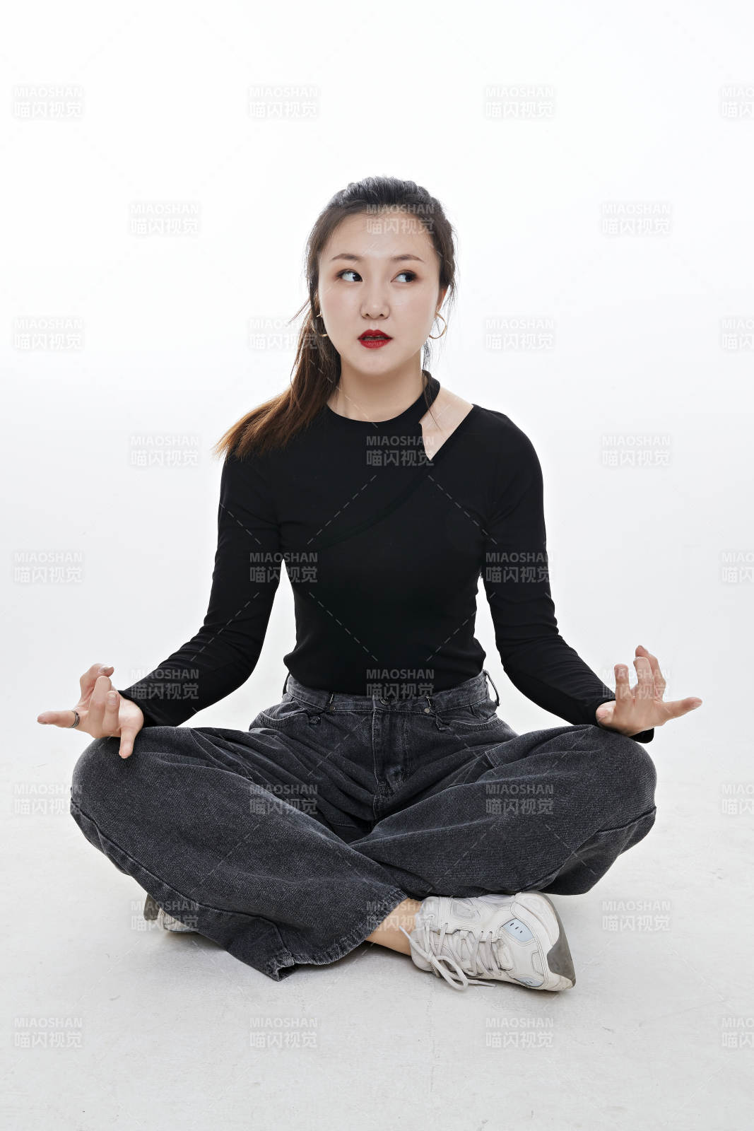 跳街舞的青年女性图片