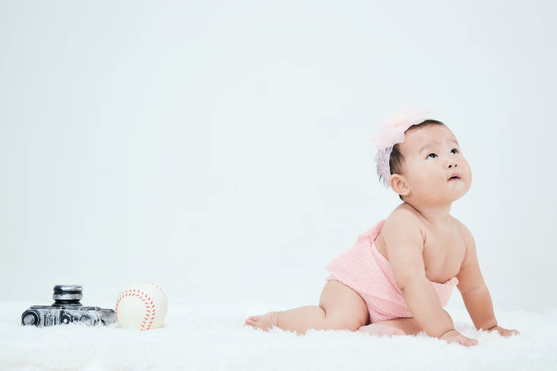 可爱的宝宝在毛茸茸的垫子上玩耍图片