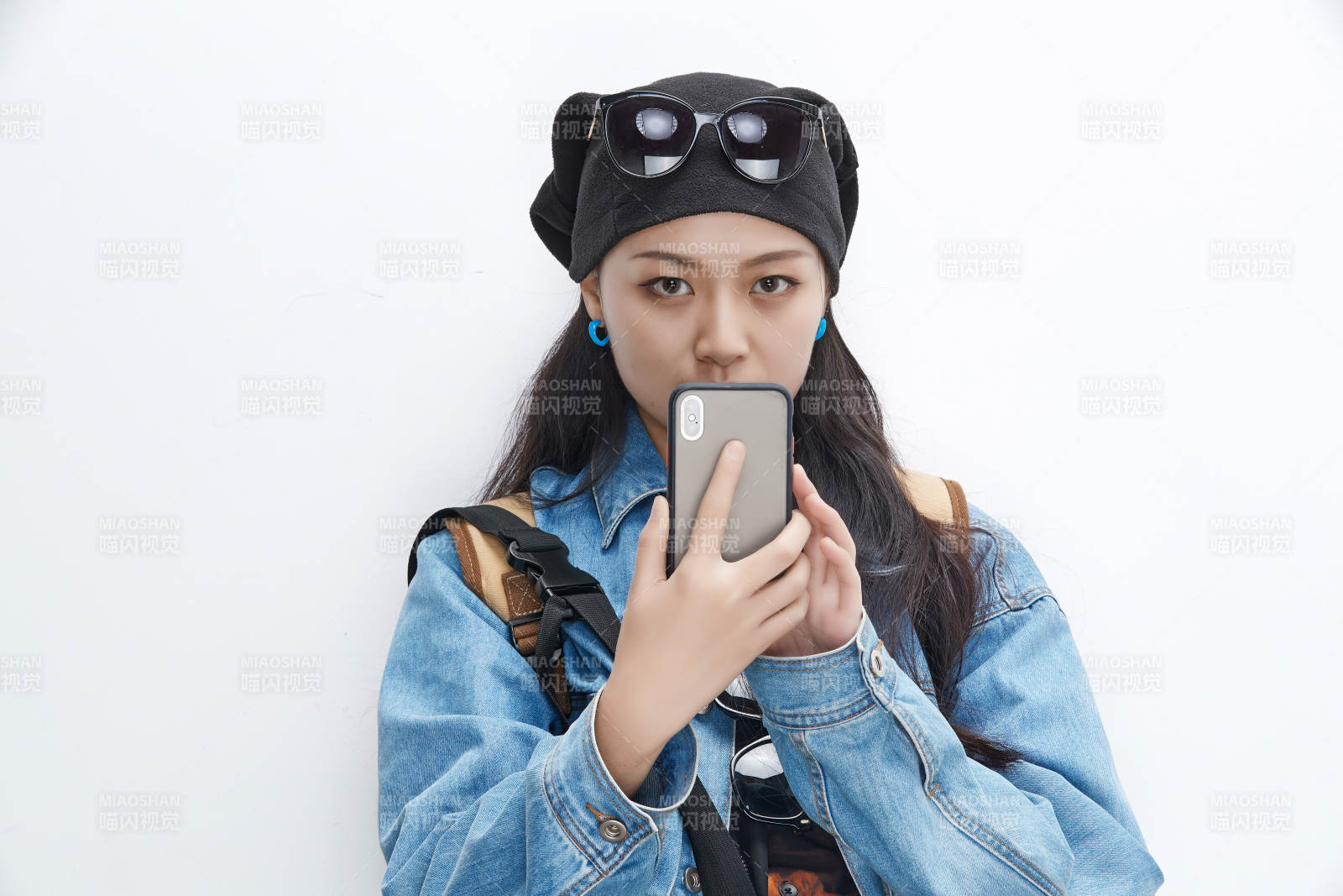 手里拿着手机准备出发的美丽东方女孩图片