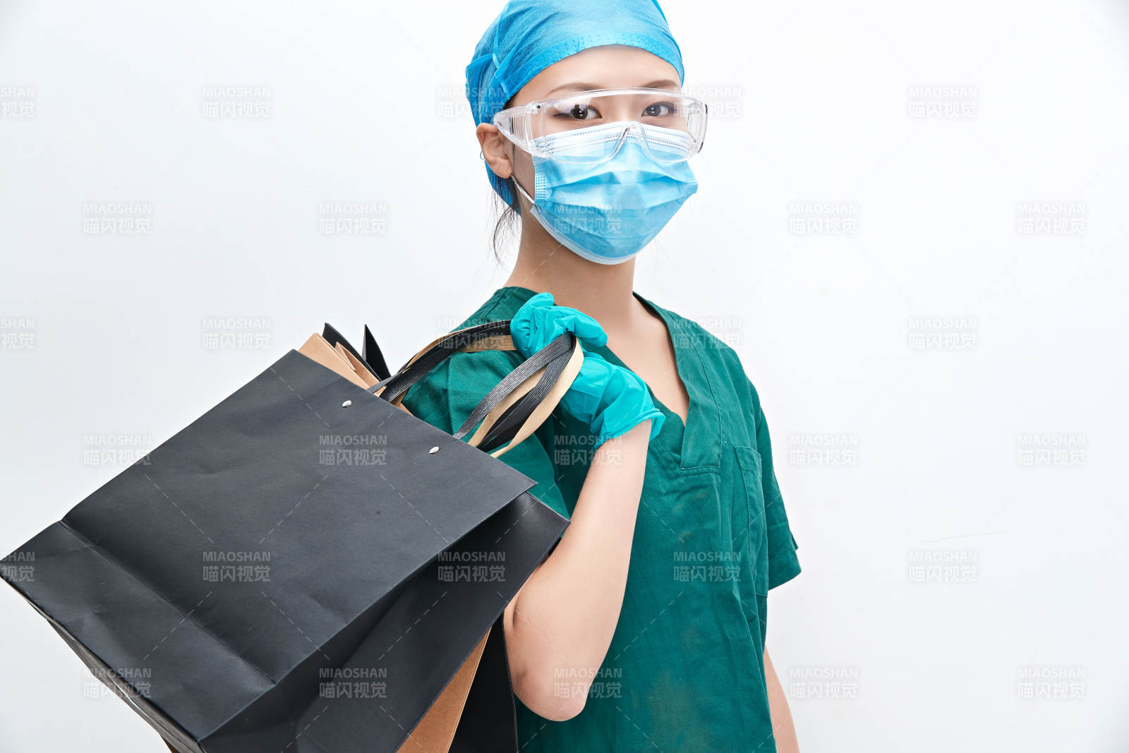 白色背景下的外科手术医疗人员形象图片