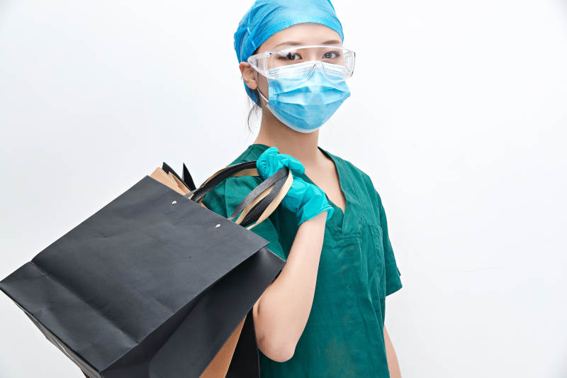 白色背景下的外科手术医疗人员形象图片