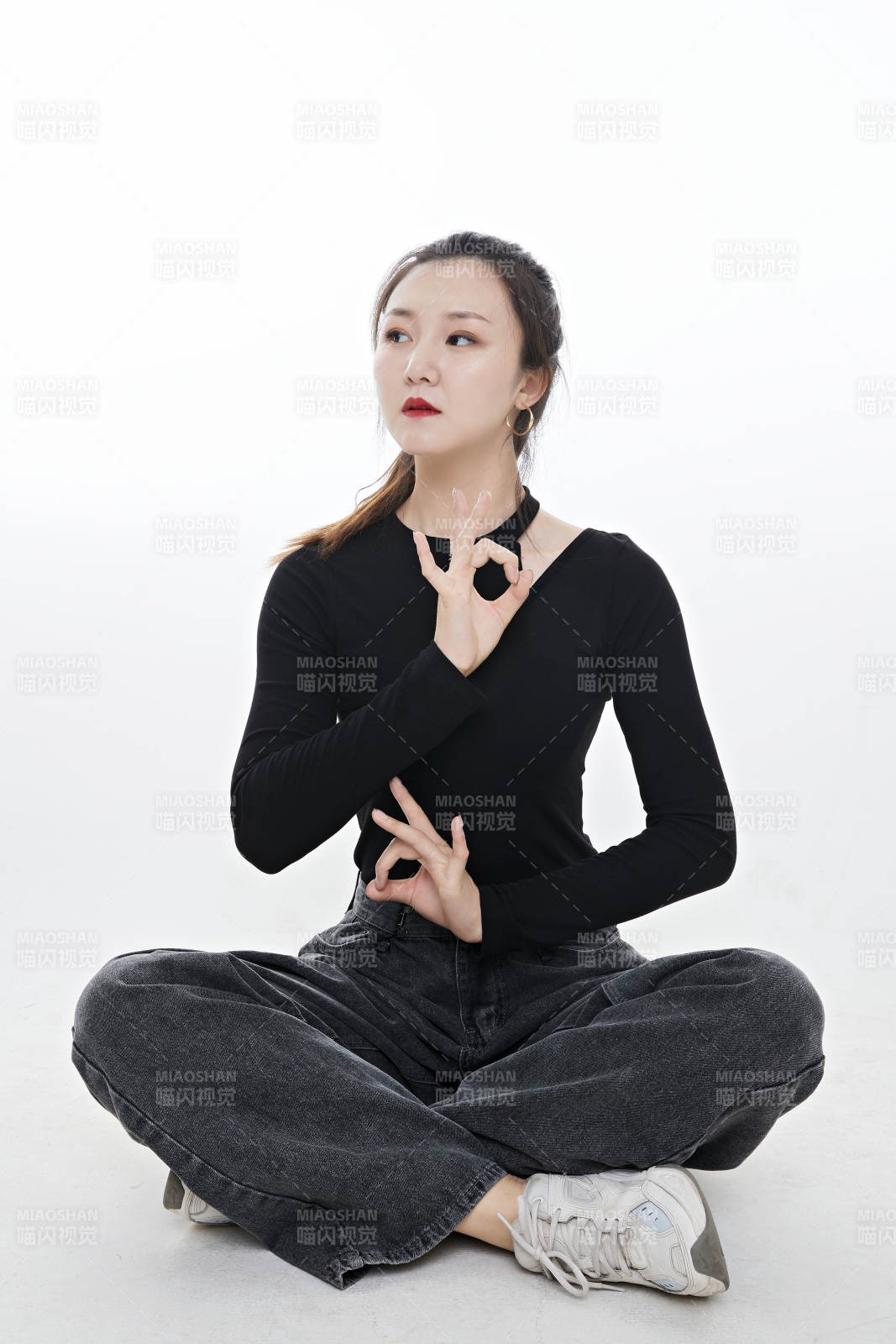 跳街舞的青年女性图片