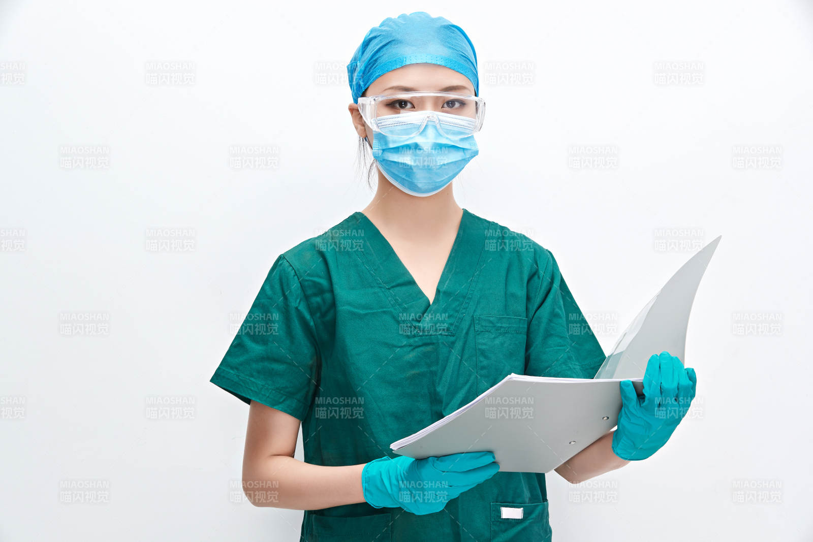 白色背景下的外科手术医疗人员形象图片
