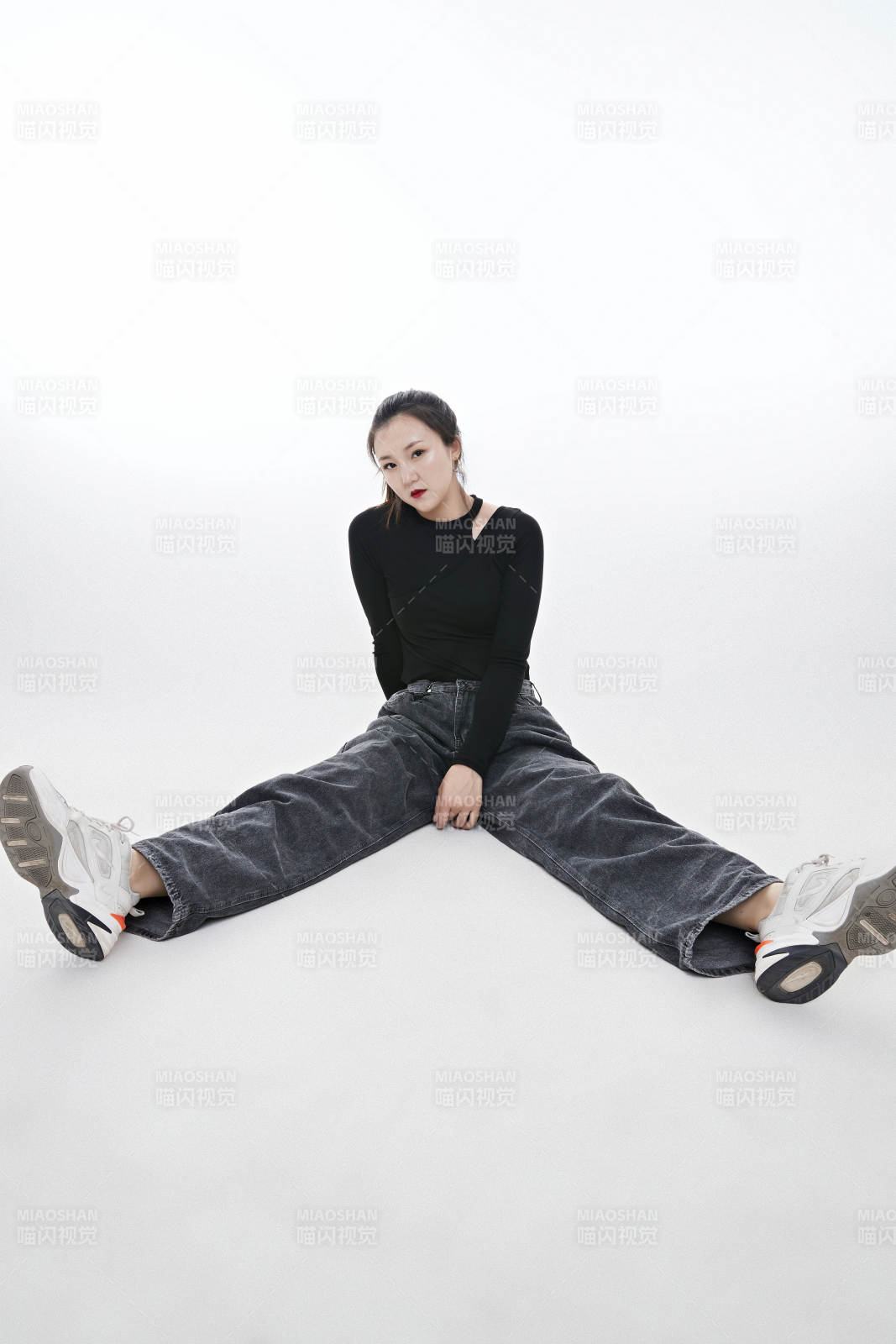 跳街舞的青年女性图片