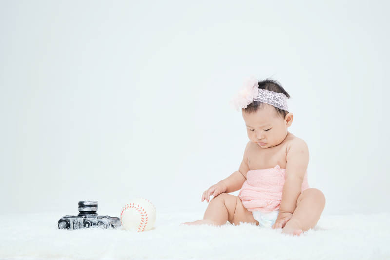 可爱的宝宝在毛茸茸的垫子上玩耍图片