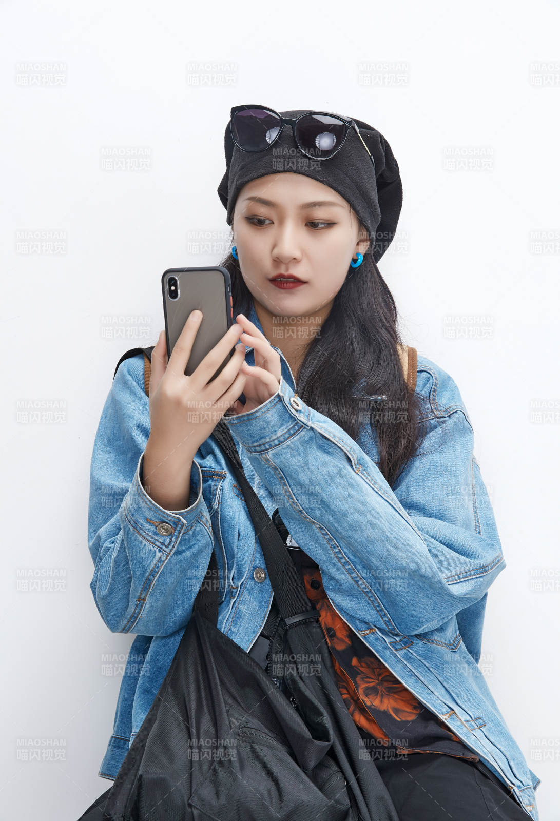 手里拿着手机准备出发的美丽东方女孩图片