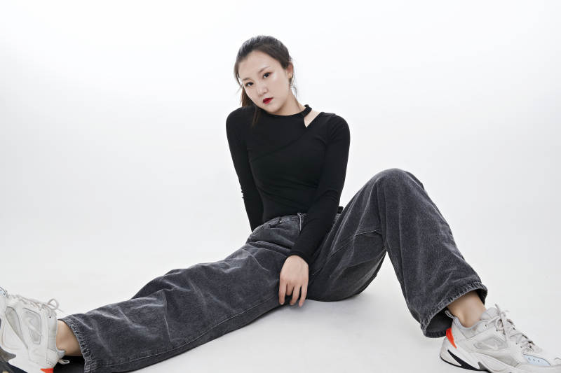 跳街舞的青年女性图片