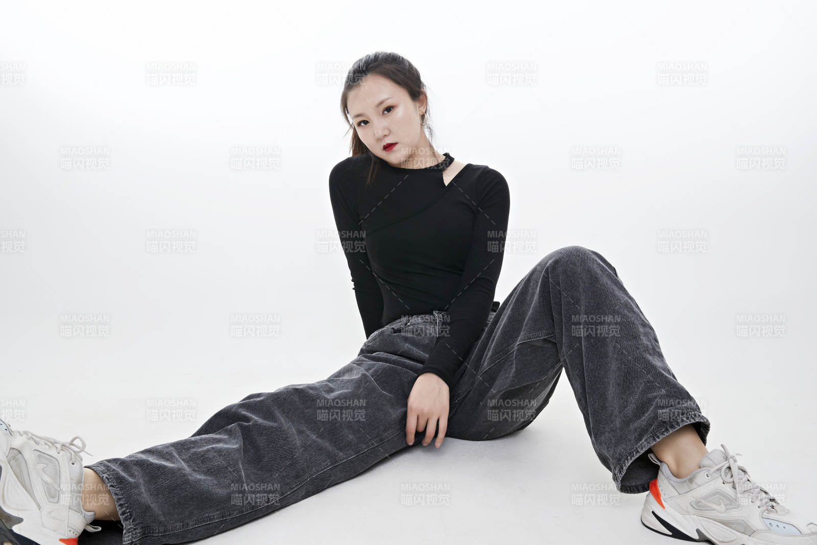 跳街舞的青年女性图片