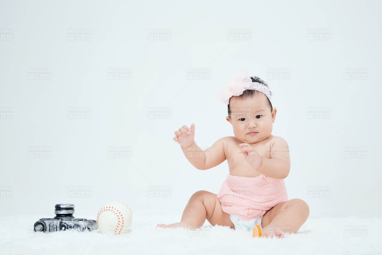 可爱的宝宝在毛茸茸的垫子上玩耍图片