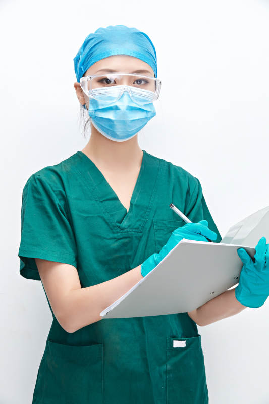 白色背景下的外科手术医疗人员形象图片