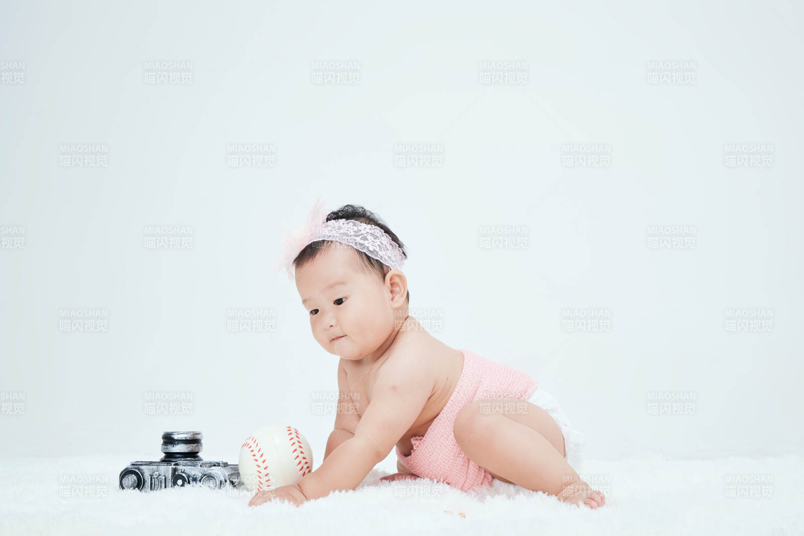 可爱的宝宝在毛茸茸的垫子上玩耍图片