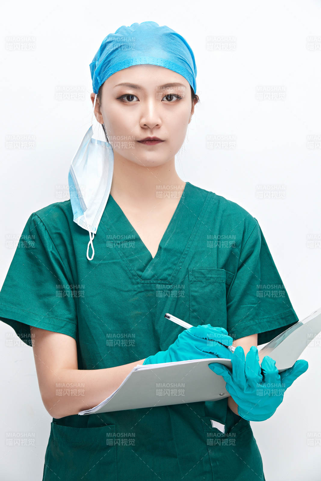 白色背景下的外科手术医疗人员形象图片