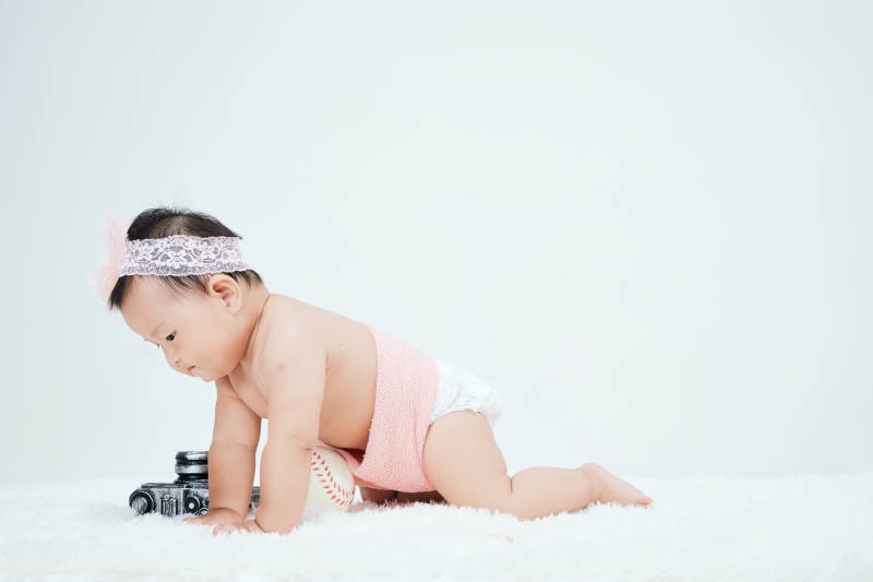 可爱的宝宝在毛茸茸的垫子上玩耍图片