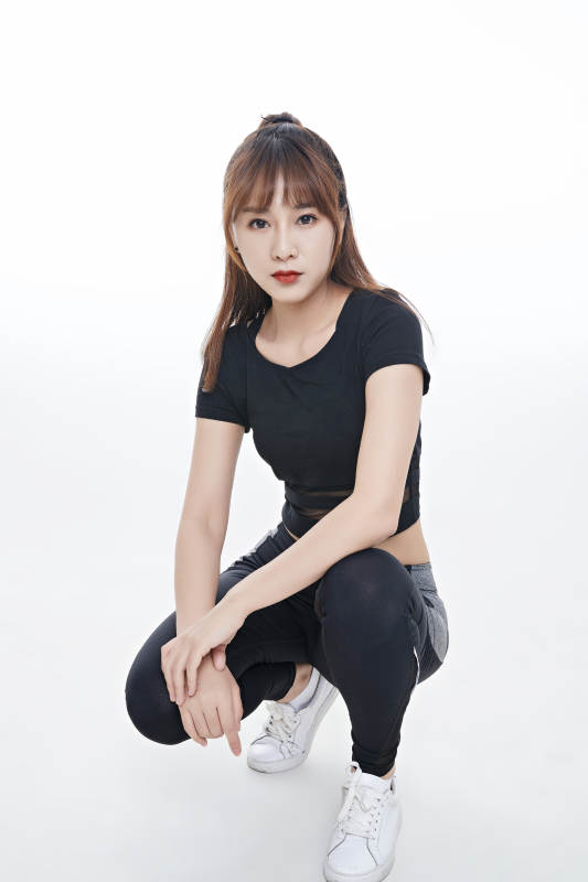 健身的青年女性图片