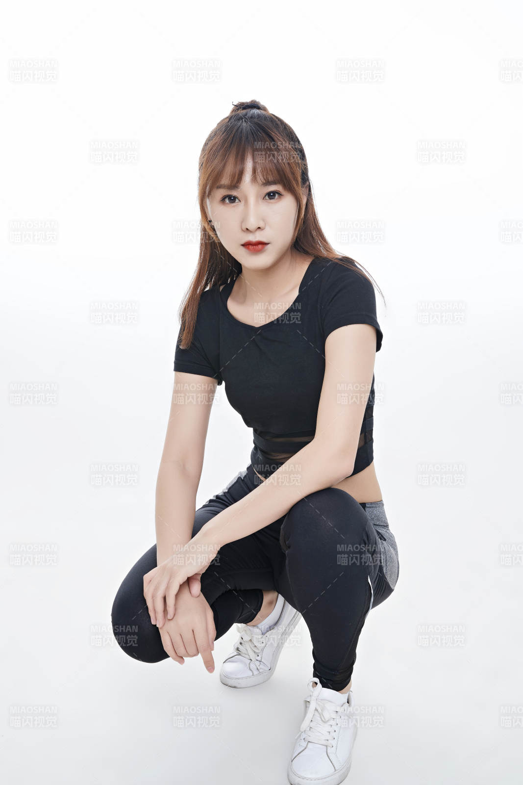 健身的青年女性图片