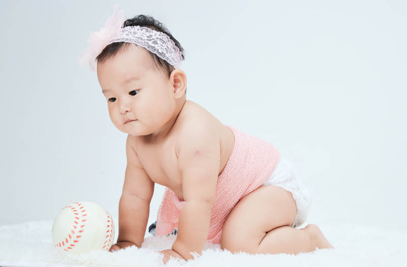 可爱的宝宝在毛茸茸的垫子上玩耍图片