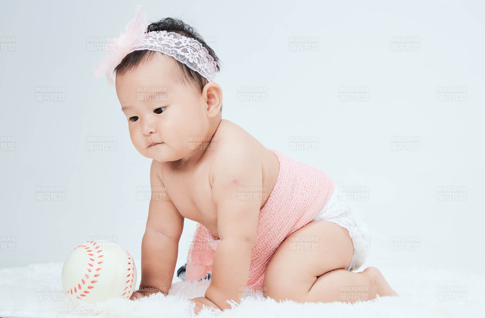 可爱的宝宝在毛茸茸的垫子上玩耍图片