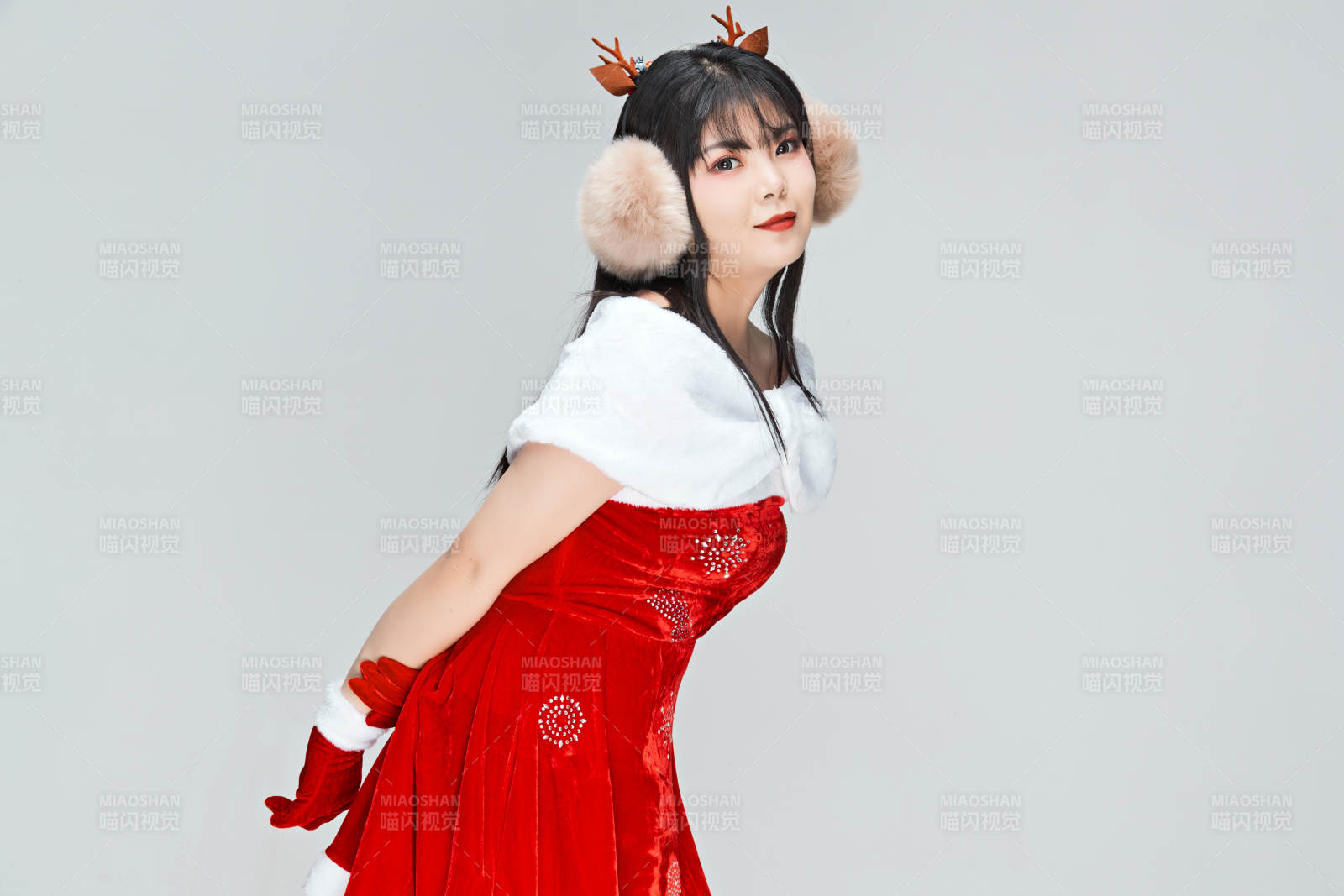 身穿圣诞服饰的性感可爱亚洲少女图片