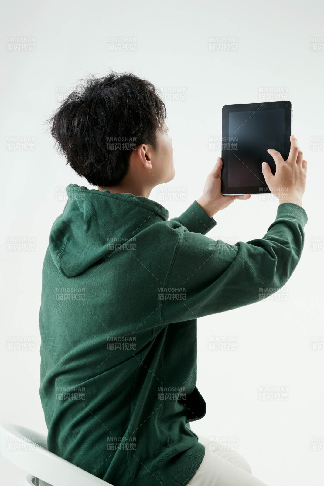 沉浸在网络恋爱世界的青年男子图片