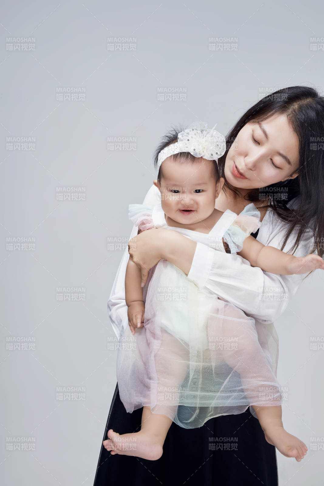 妈妈陪伴宝宝快乐的玩耍图片