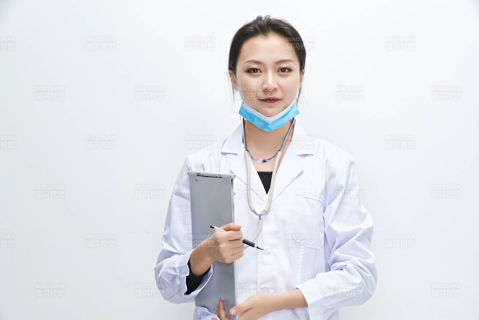 白色背景下手持病历夹的巡查医生人像图片