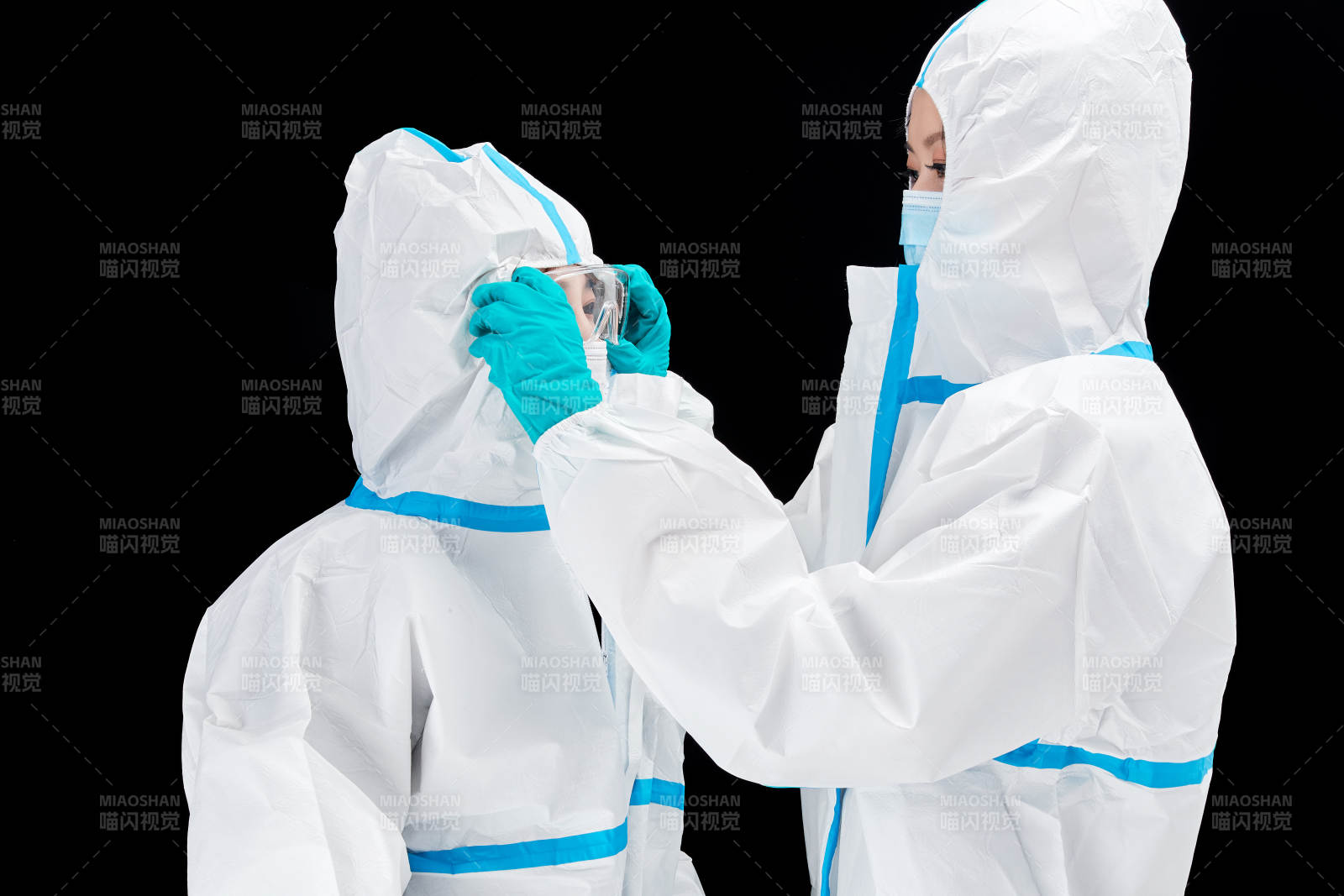 穿白色防护服佩戴护目镜口罩的防疫人员图片