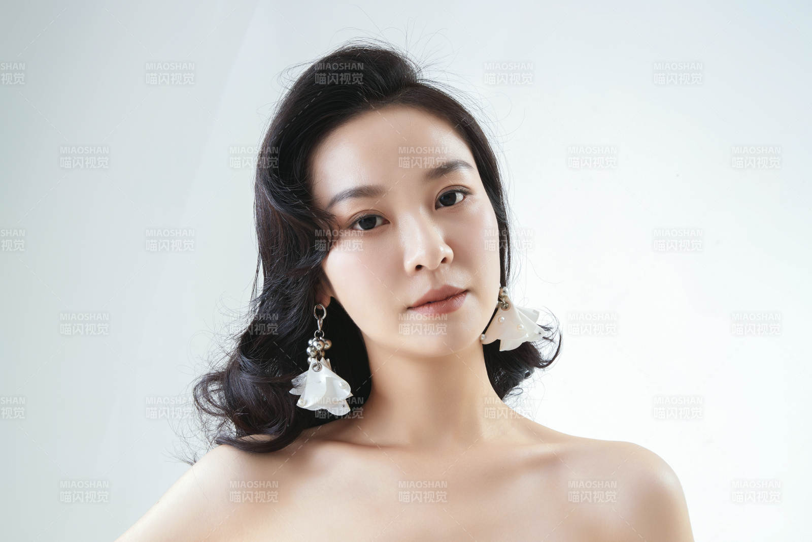 棚拍白色背景下的洁白婚纱新娘美妆图片