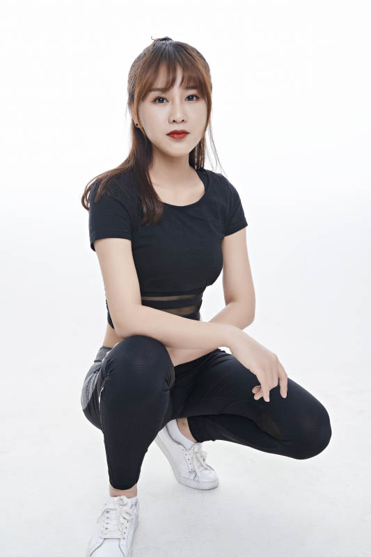 健身的青年女性图片