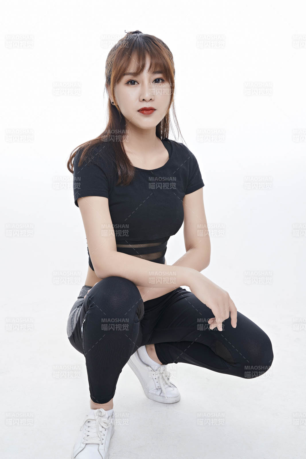 健身的青年女性图片