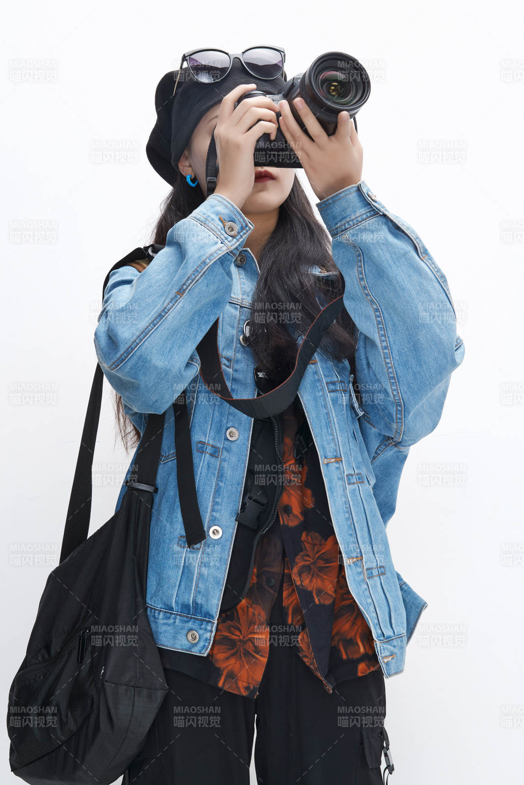 出门旅行手上拿着单反相机的美丽亚洲女孩图片